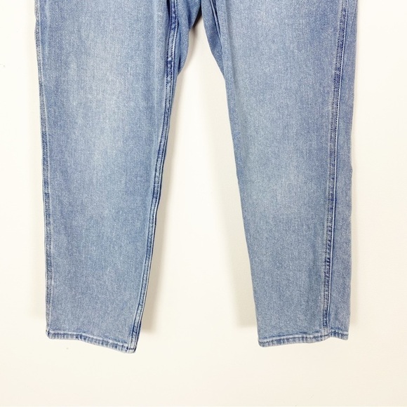 HOLLISTER Curvy High Rise Mom Jeans Distressed Light Wash Size 1S W25 L25 - Picture 3 of 7